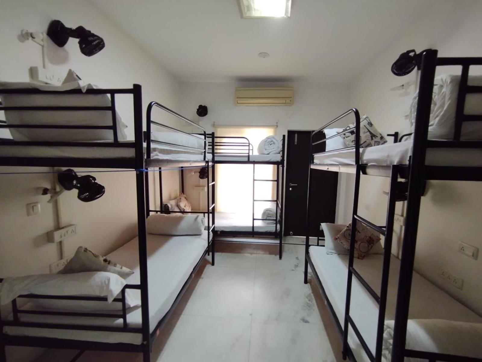 A Sleepy Fox Hostel Нью-Дели Экстерьер фото