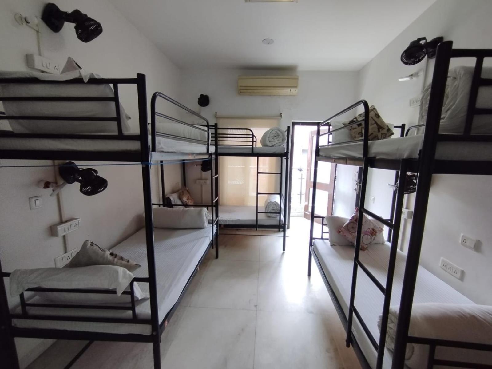 A Sleepy Fox Hostel Нью-Дели Экстерьер фото