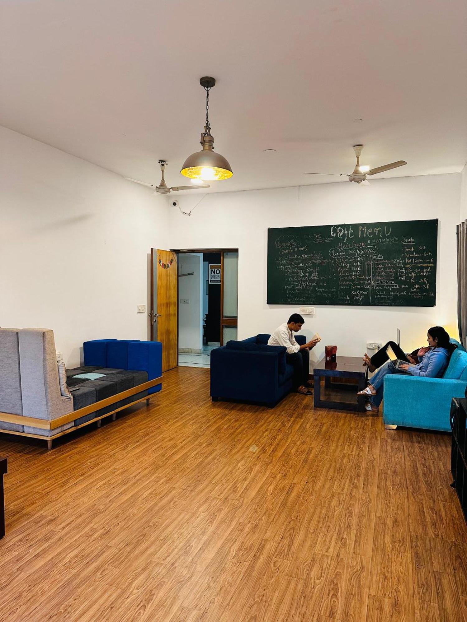 A Sleepy Fox Hostel Нью-Дели Экстерьер фото