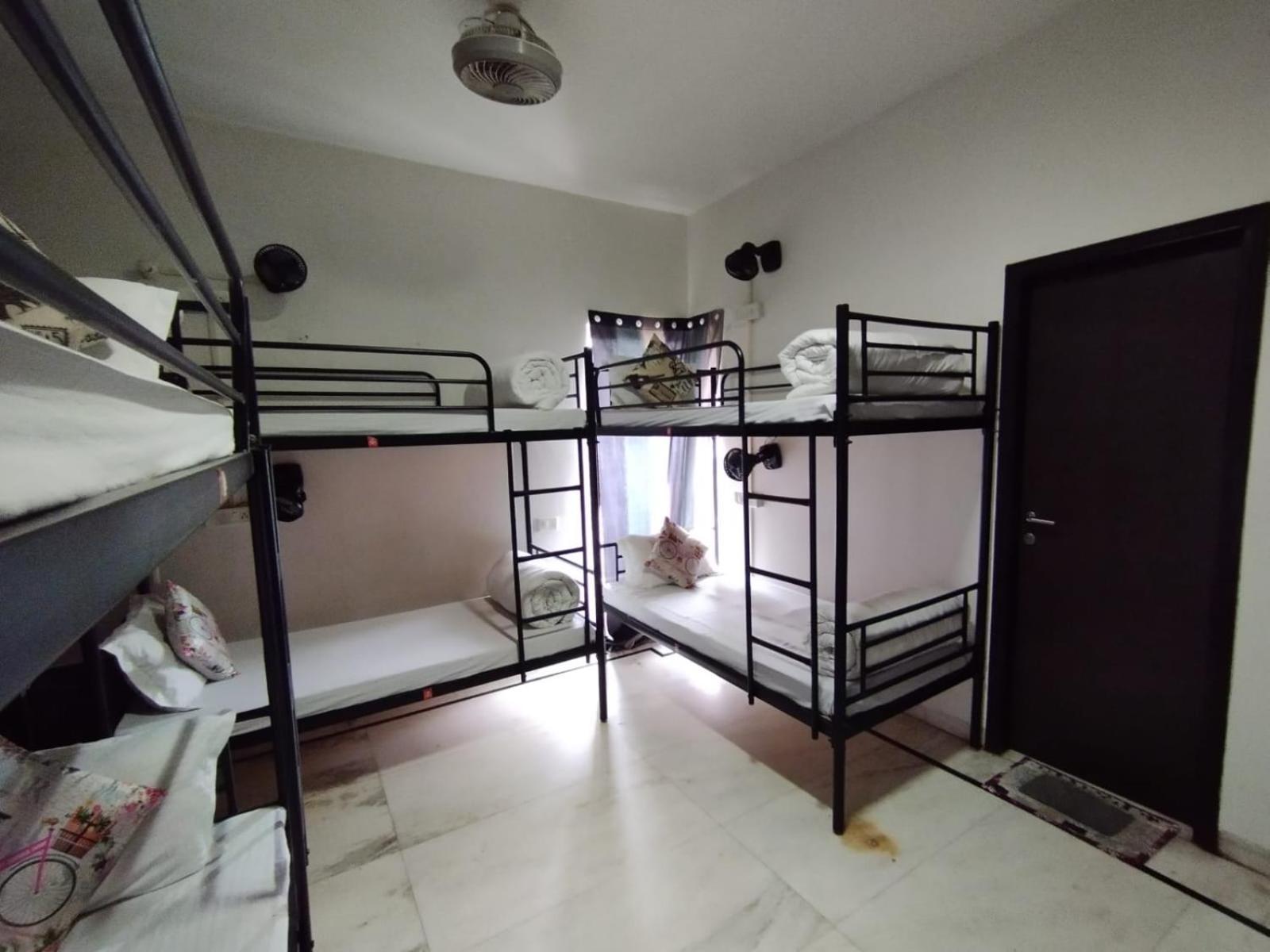 A Sleepy Fox Hostel Нью-Дели Экстерьер фото