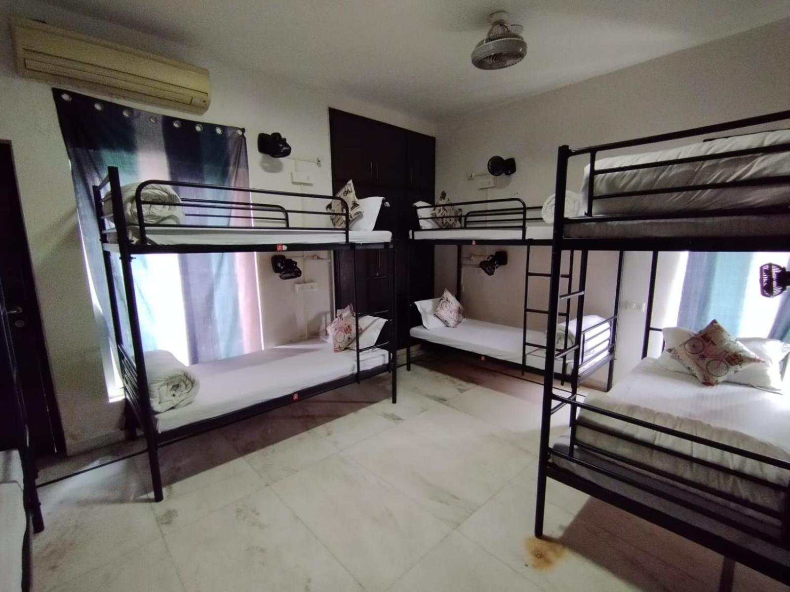 A Sleepy Fox Hostel Нью-Дели Экстерьер фото