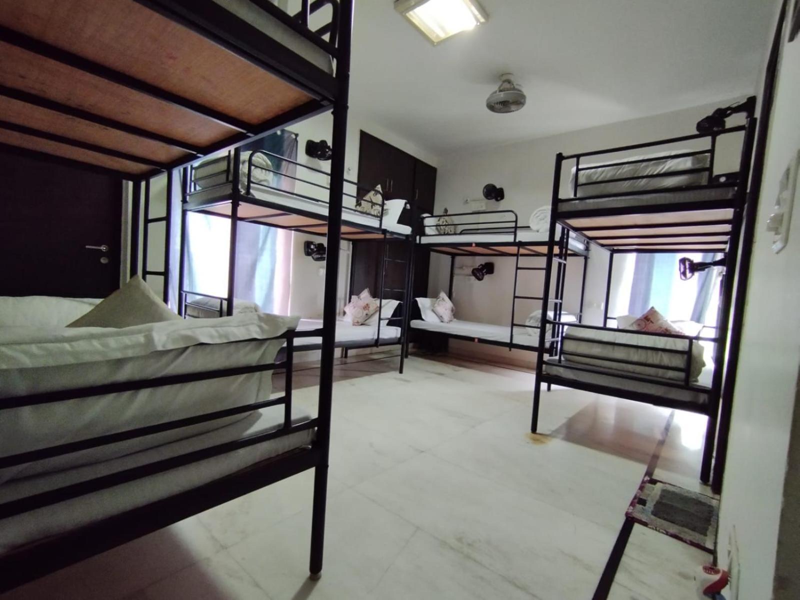 A Sleepy Fox Hostel Нью-Дели Экстерьер фото